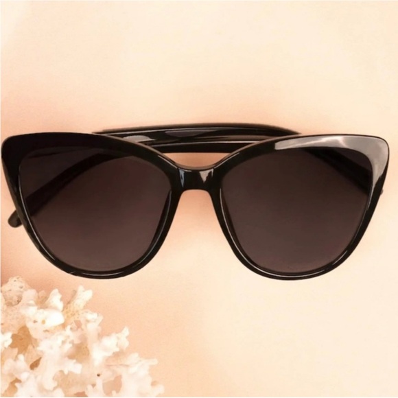 Rachel Zoe Accessories - NWT Rachel Zoe Nina Slightly Oversized Black Cat Eye Sunglasses & Faux Croc Case